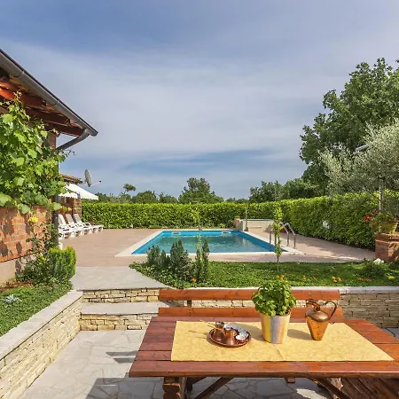 Quaint With Swimming Pool In Višnjan