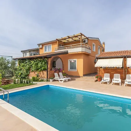 Quaint With Swimming Pool In Višnjan